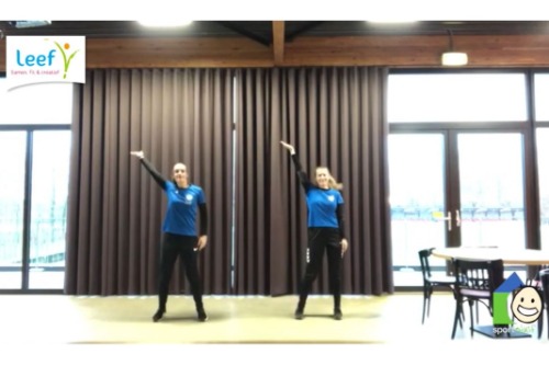 Dansende meiden met arm omhoog