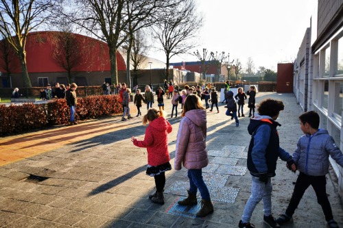 Spelende kinderen op schoolplein