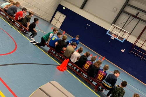 Luisterende kinderen naar uitleg van Niels