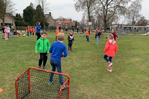Sporten op grasveld met kinderen