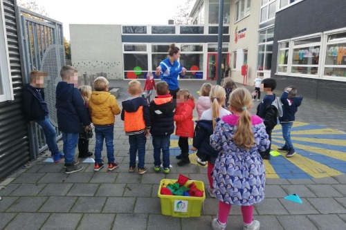 Sportende kinderen op schoolplein