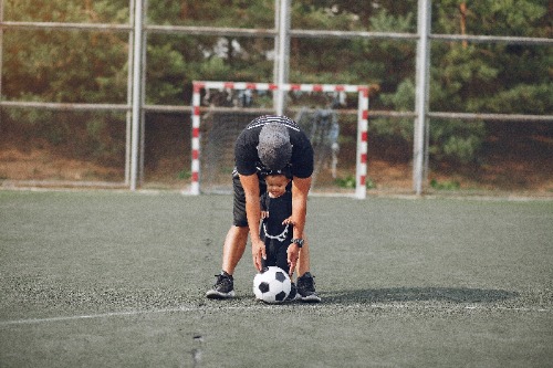 Voetballende peuter