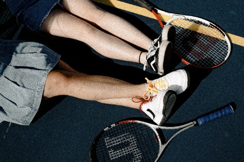 Foto van Pexels - tennissers met rackets 